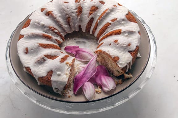 This cake is made with magnolia flowers